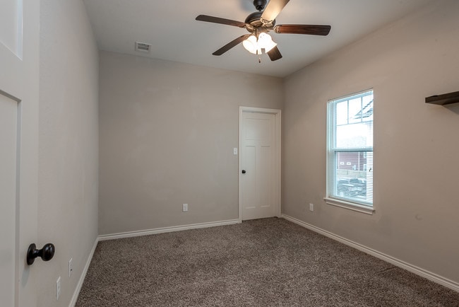 Building Photo - 402 Poplar St