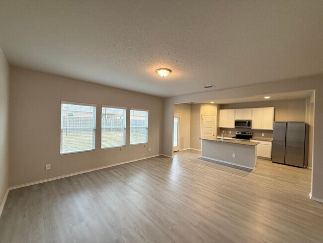 Building Photo - 4 Bedrooms, 2.5 Bathroom house with a huge back yard in New Braunfels!