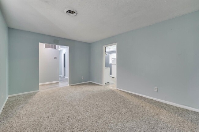 Building Photo - 2408 Southdale Dr