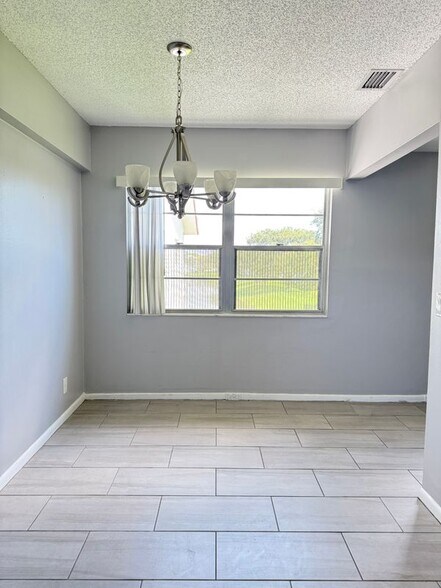 Building Photo - 165 Fanshaw D