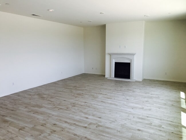 Building Photo - Upgraded Brand new 5 bed home in RiverBend community with spectacular view, Eastvale schools