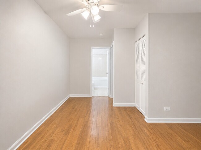 Building Photo - 5920 N Kenmore Ave