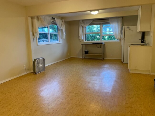 Building Photo - 1 bedroom 1 bath close to town