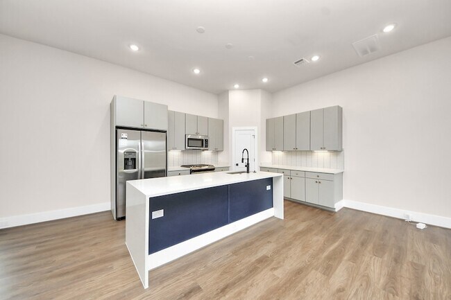 Building Photo - 783 Mansfield St