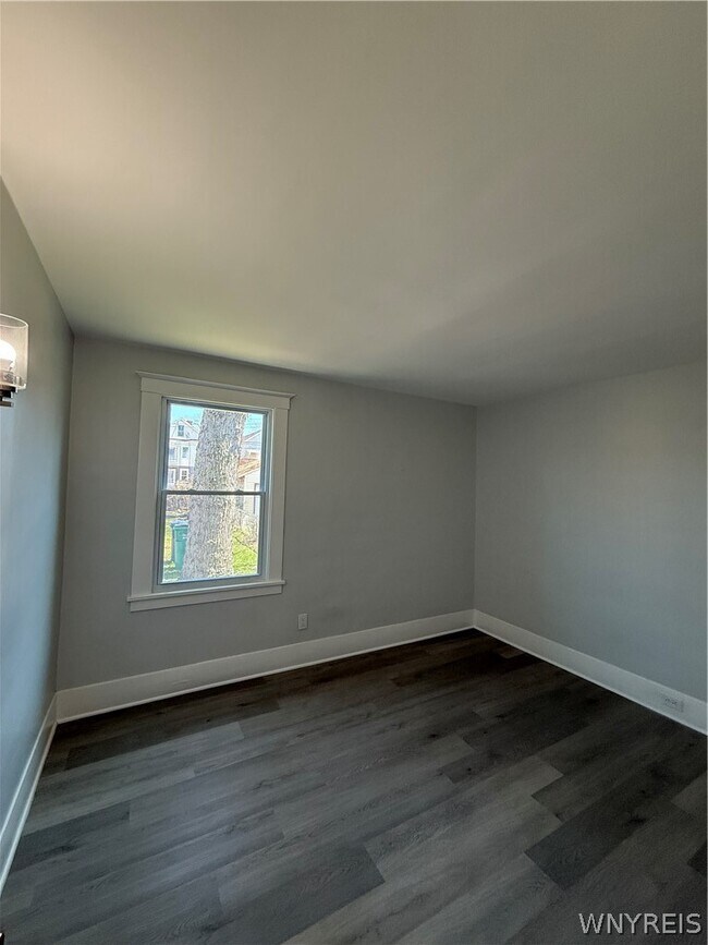 Building Photo - 301 Crestwood Ave