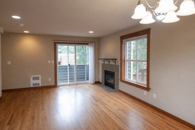 Building Photo - Spacious 3 Bed / 3 Bath Home with 1-Car Garage