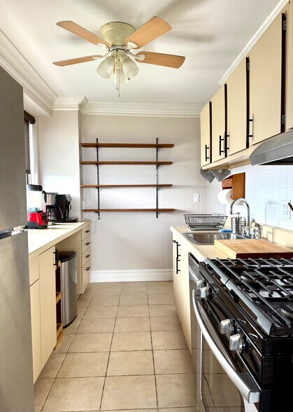 Kitchen, walk-thru - 4466 W Pine Blvd