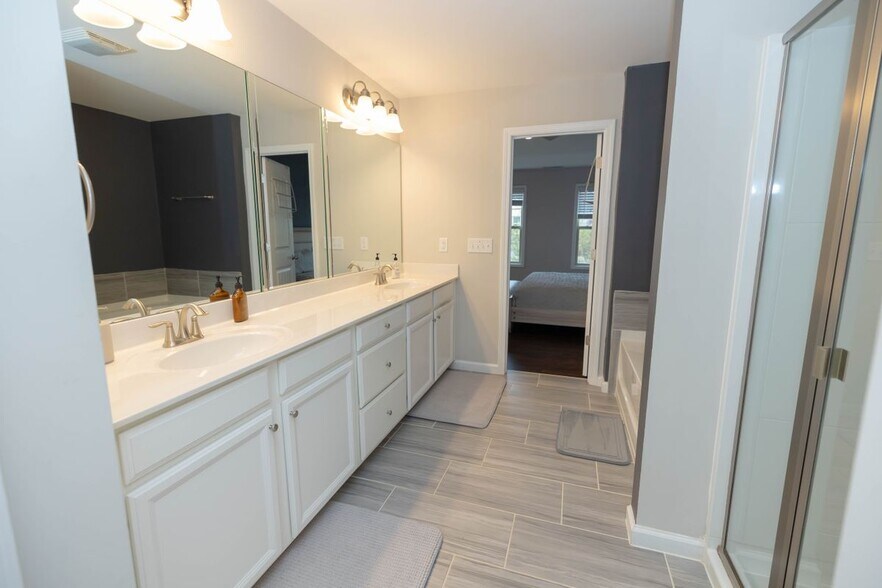 Building Photo - 7245 Heritage Oak Ct