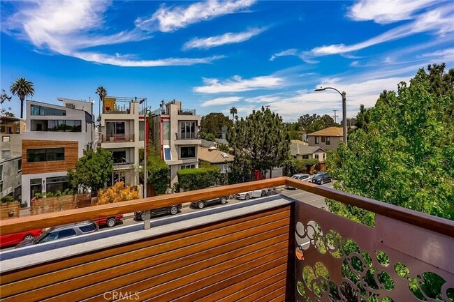 Building Photo - 414 Venice Way