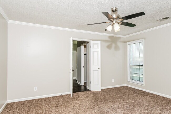 Building Photo - 5599 Annandale Dr