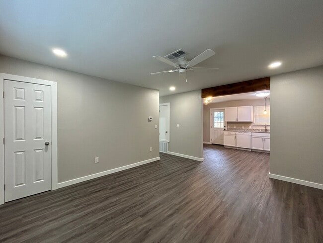 Building Photo - Minutes from Downtown Rogers – 2 Bed Apartment for Rent