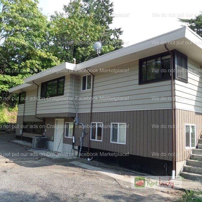 Building Photo - Cool & HUGE 5-Bedroom Home in Des Moines with Large Detached Shop/Garage!!