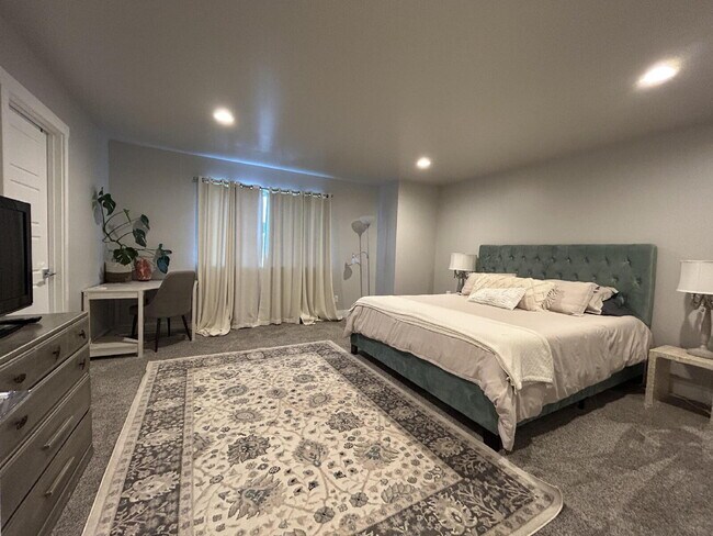 Building Photo - Beautiful Fully Furnished 3 Bed, 2.5 Bath Townhouse on Corner Lot