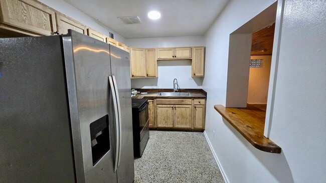 Building Photo - 512 Sandra Ave