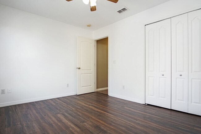 Building Photo - 10500 Lake Hasson Cir