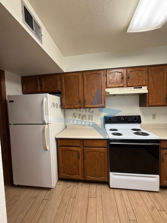 Building Photo - 2 bed townhouse w/garage and enclosed yard!