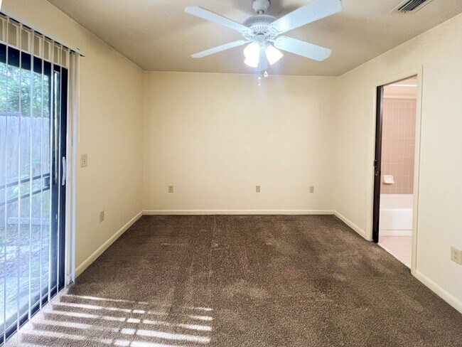 Building Photo - 2/2 Flat in Napier Oaks available August 1!