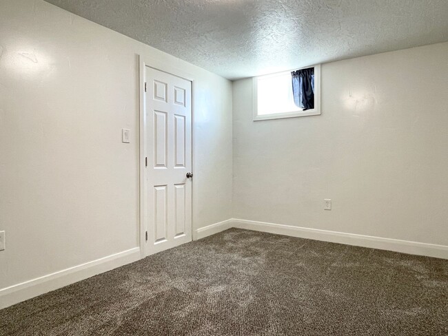 Building Photo - 2568 S 1700 E