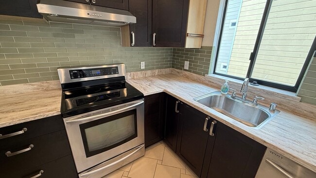 Building Photo - EPIC REA: Charming 2Bed/1Bath Condo w/ Parking
