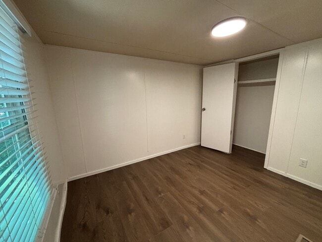 Building Photo - Great Location!! Quiet Neighborhood!!