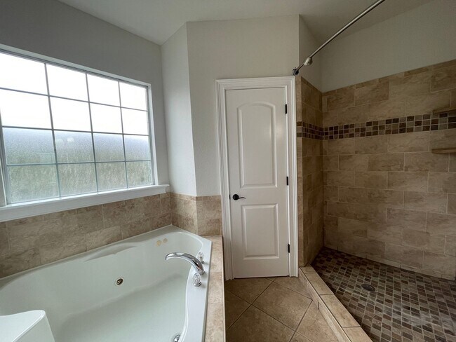 Building Photo - 1330 N Duval St