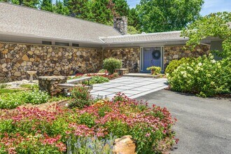 Building Photo - 615 Springhill Dr NE