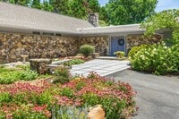 Building Photo - 615 Springhill Dr NE