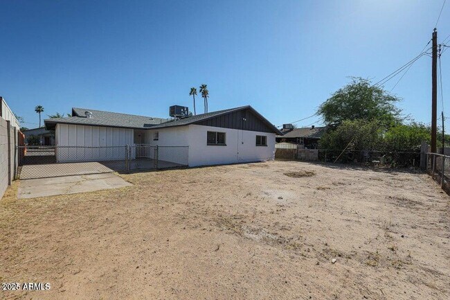 Building Photo - 5336 W Lewis Ave