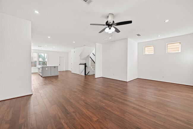 Building Photo - 10949 Cannes Memorial Dr