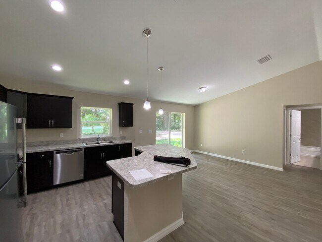 Building Photo - Custom Home - Desirable SE Ocala Neighborh...