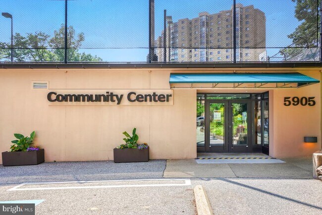 Building Photo - 5902 Mt Eagle Dr