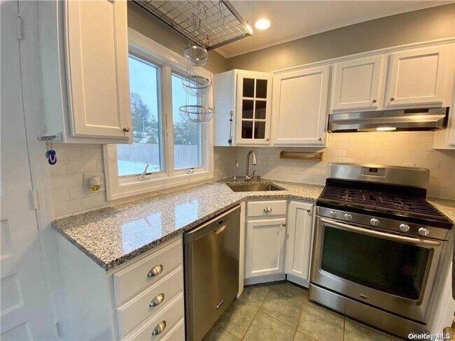 Building Photo - 39 W 7th St