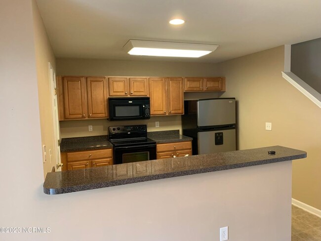 Building Photo - 3 Bed 3.5 Bath Townehome