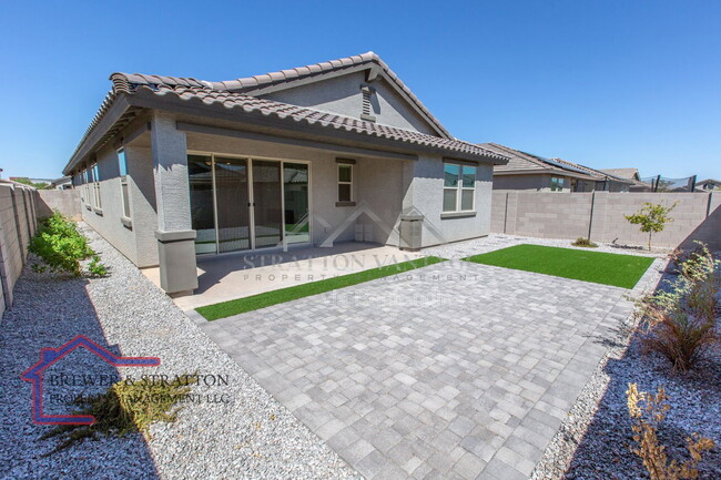 Building Photo - 15243 W Latham St