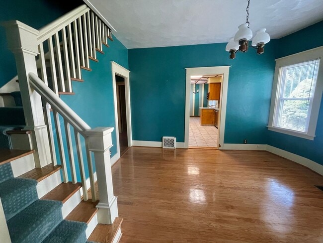 Building Photo - Five Bedroom Home in Millwood Neighborhood