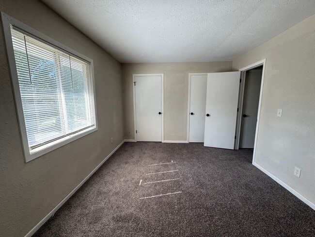 Building Photo - Beautiful 3 Bedroom, 1.5 Bath Townhome wit...