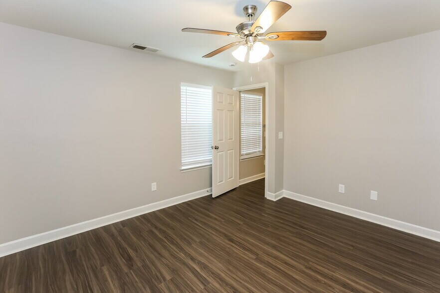 Building Photo - 4214 Broadstairs Dr SW