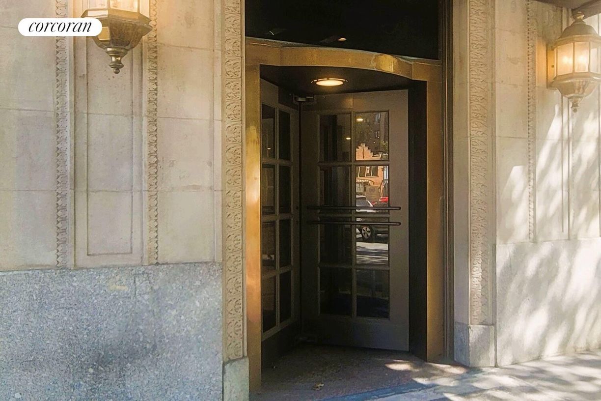 Building Photo - 45 W 81st St