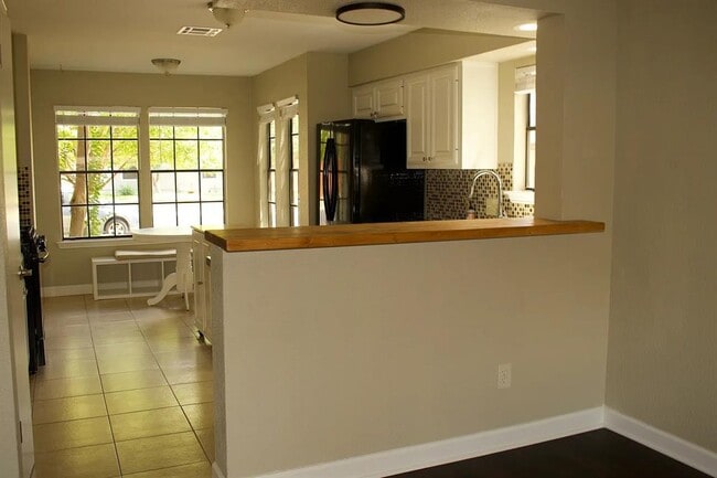 Building Photo - 2503 Monarch Dr