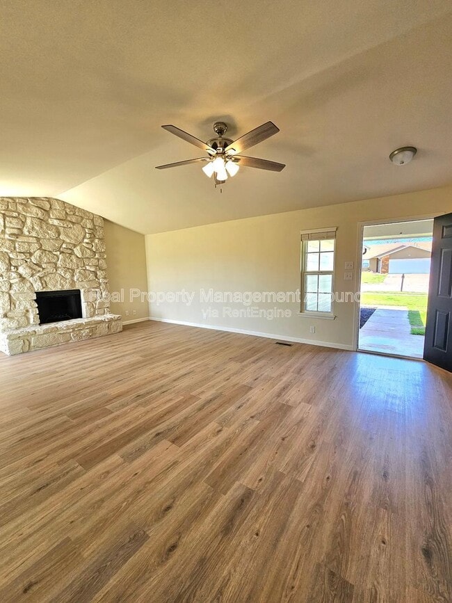 Building Photo - 1611 N Hickory Ave