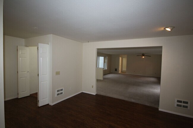 Building Photo - Spacious 3 bedroom, 2 bath home in Northea...