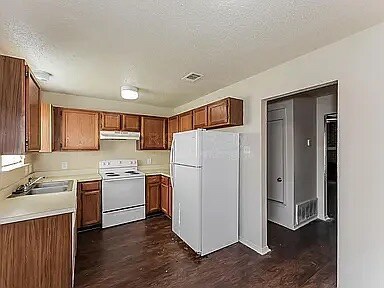 Building Photo - Room in Apartment on Shadydell Dr