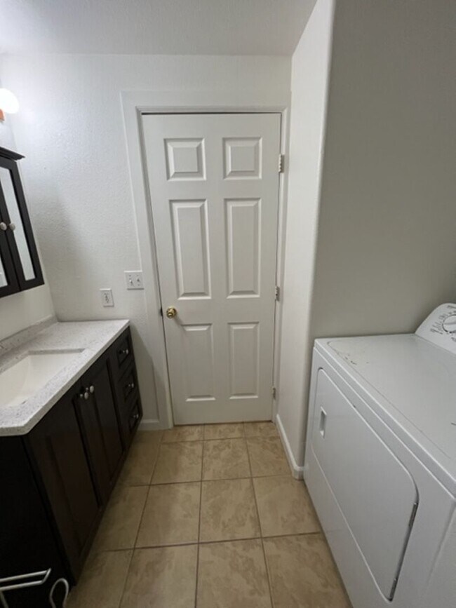 Building Photo - 710-710 Cedar St