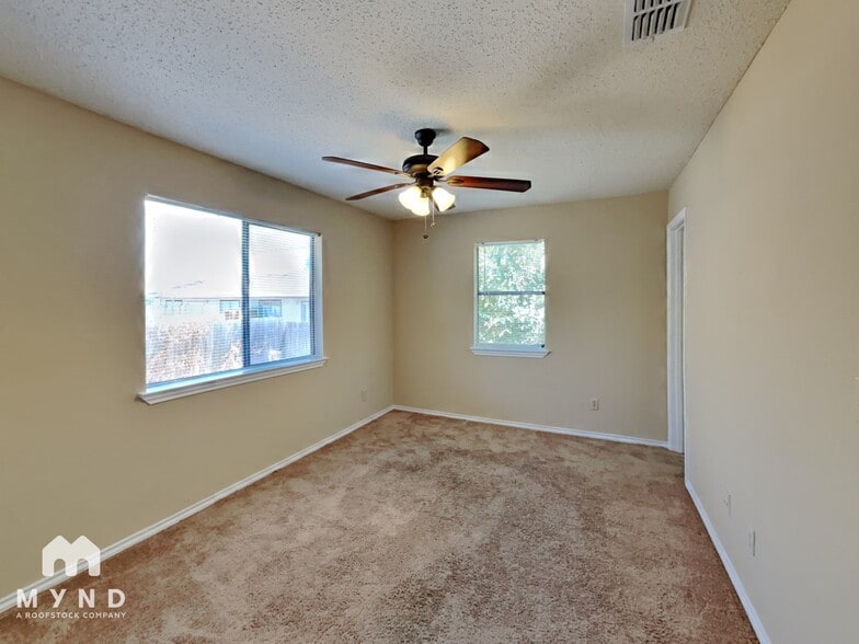 Building Photo - 1213 Hyridge St