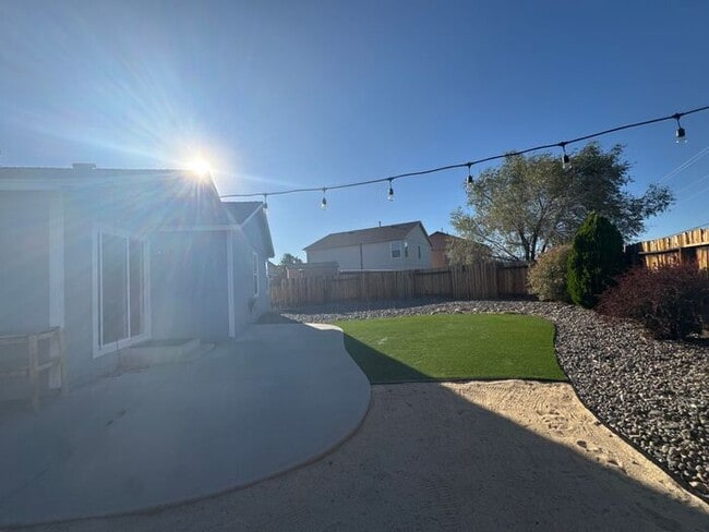 Building Photo - 3 Bed 2 Bath Home w/ Beautiful Backyard - ...