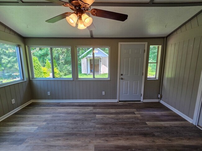 Building Photo - 151 Mahoning Dr