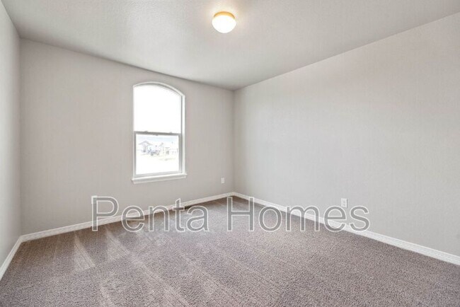 Building Photo - 5694 Olathe Ave