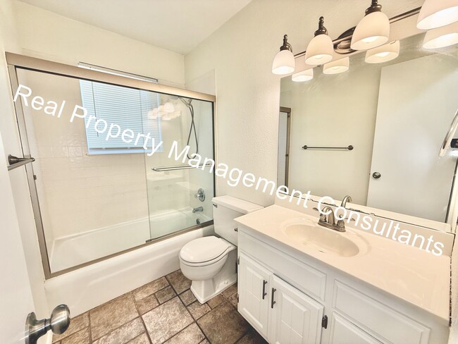Building Photo - 3 bed 2.5 bath Private Oasis