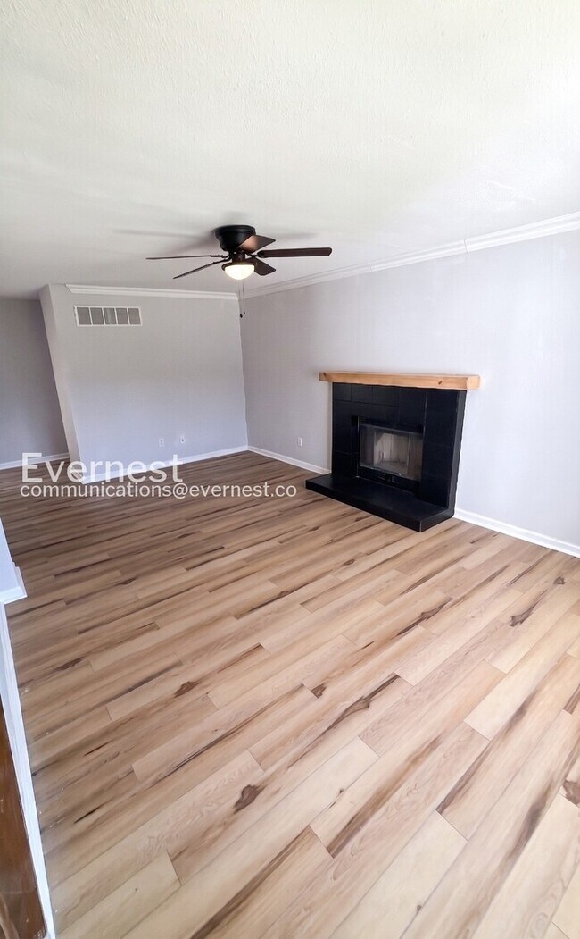 Building Photo - 3 Bed, 4 Bath Home with Fenced Yard & Garage / Pet-Friendly / Available Soon!