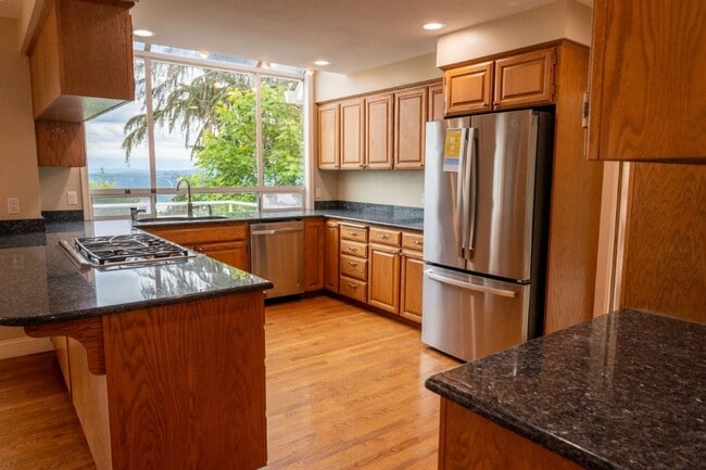 Building Photo - 3Bd/3Ba Bellevue House